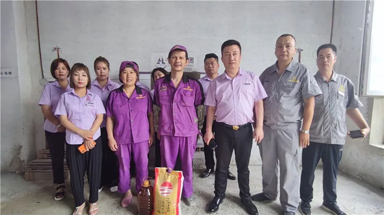 快乐操逼操逼快乐快乐操逼操逼快乐快乐操逼操逼快乐快乐操逼操逼操逼黄色影片炎炎夏日，楚航装饰心系一线送清凉、走访慰问工地篇